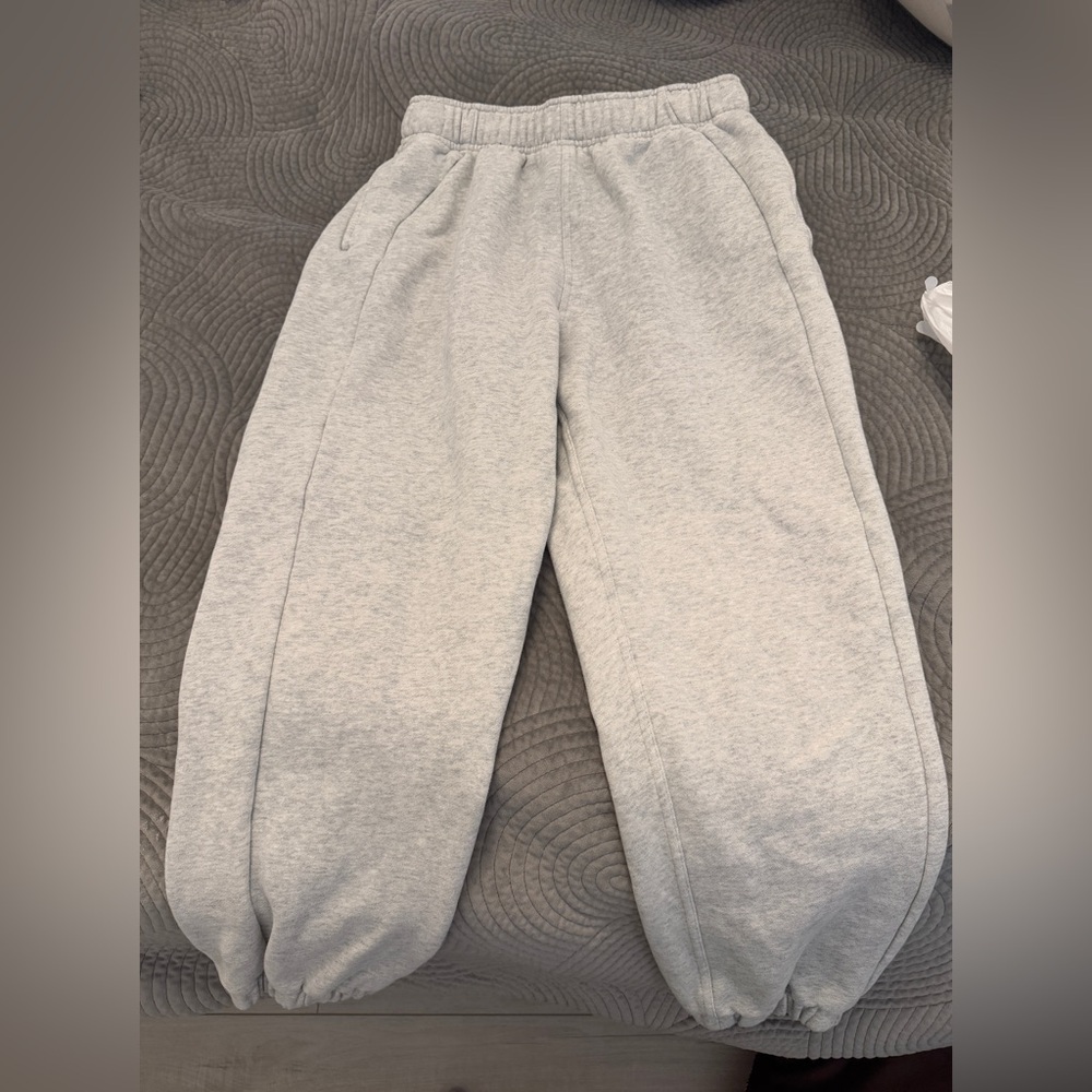 Lululemon scuba mid rise oversized jogger in Short length.